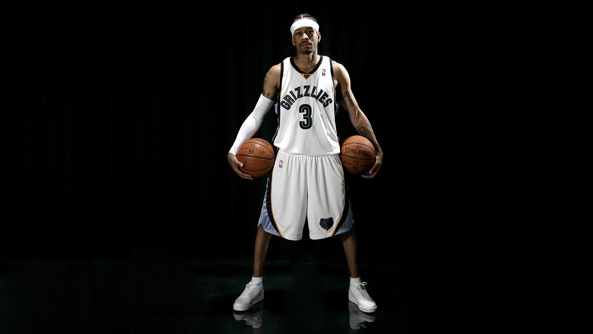 场上气氛火爆：观众席座无虚席，助威声震天！，场上观众是什么意思